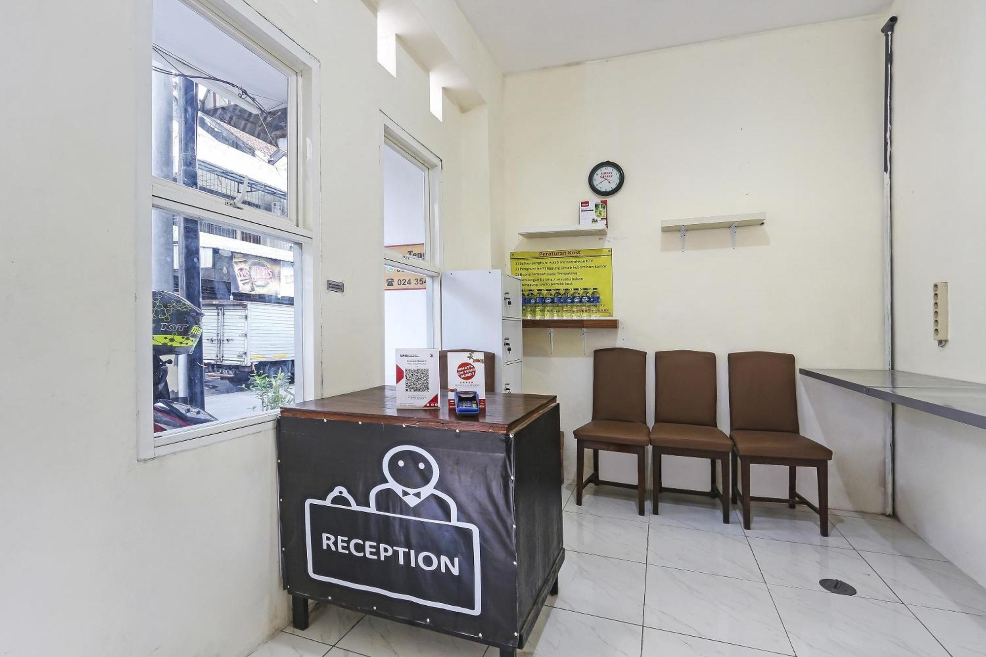 Spot On 90780 Gang Tengah Homestay Syariah Semarang Buitenkant foto