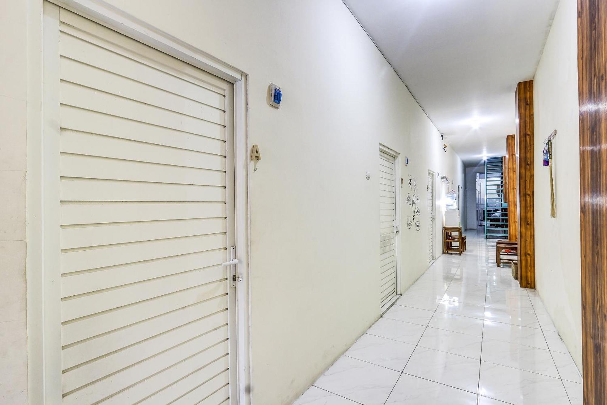 Spot On 90780 Gang Tengah Homestay Syariah Semarang Buitenkant foto