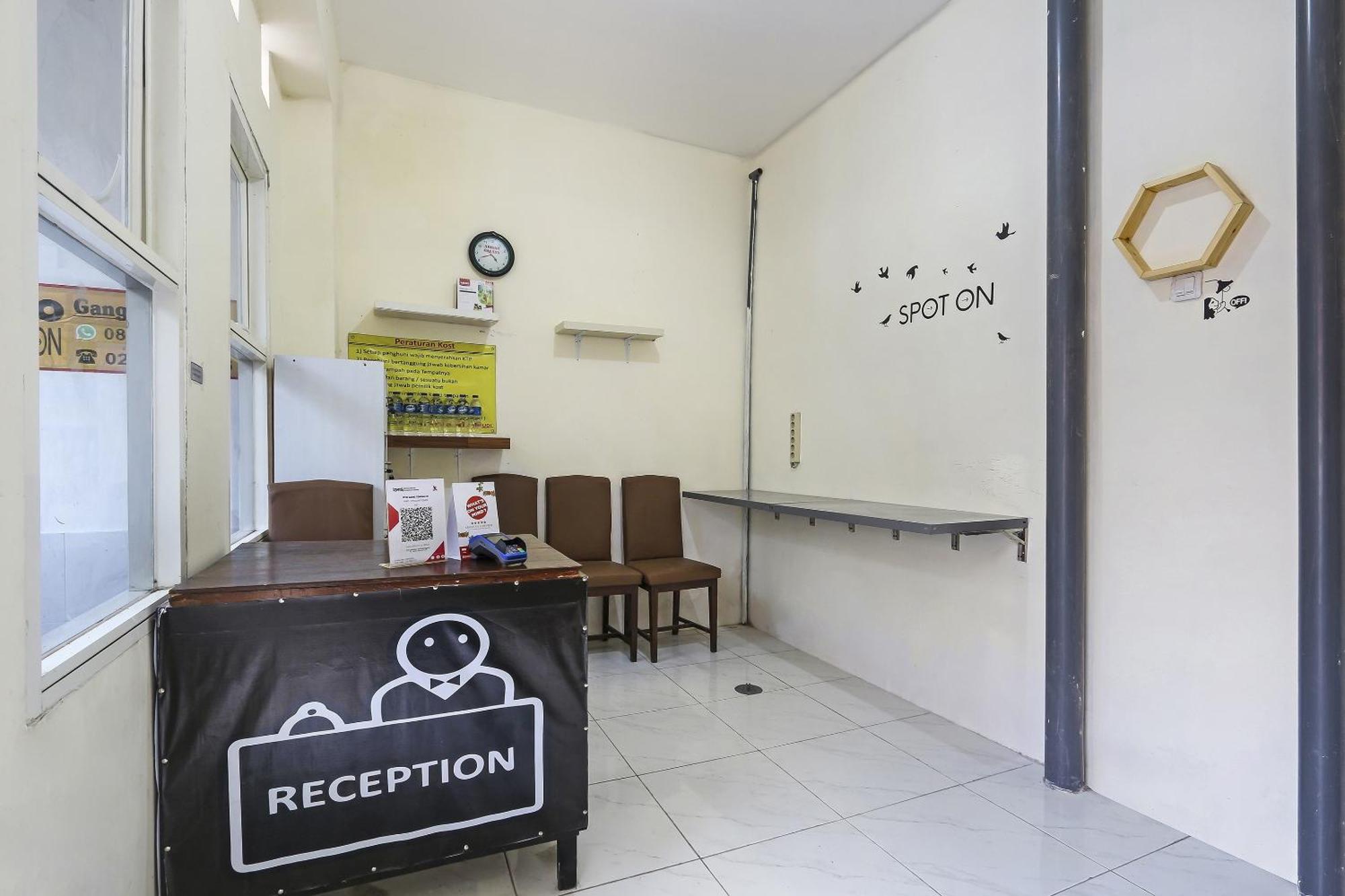 Spot On 90780 Gang Tengah Homestay Syariah Semarang Buitenkant foto