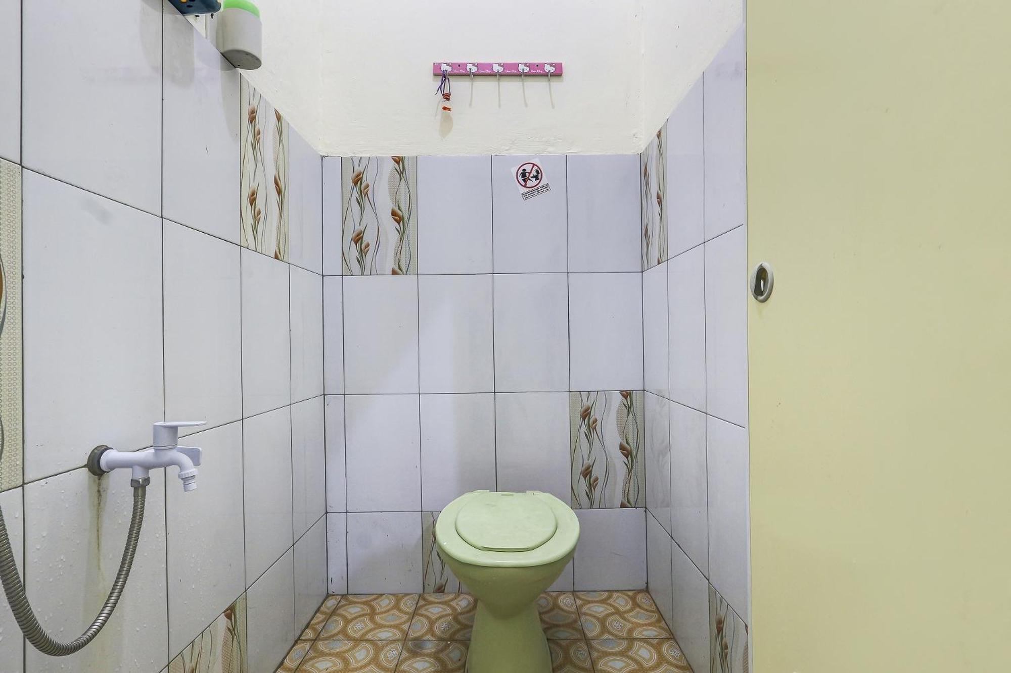 Spot On 90780 Gang Tengah Homestay Syariah Semarang Buitenkant foto